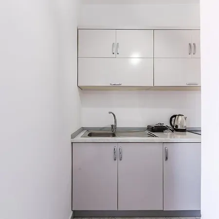 Serene With Balcony By Pikhost Appartement