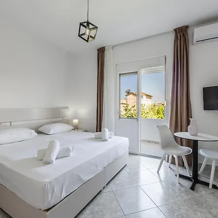 Serene With Balcony By Pikhost Appartement Golem (Tirana)