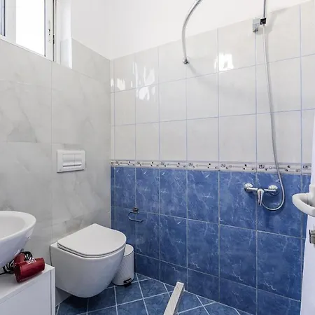 Serene With Balcony By Pikhost ゴーレム