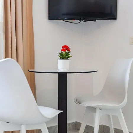 Serene With Balcony By Pikhost アパート