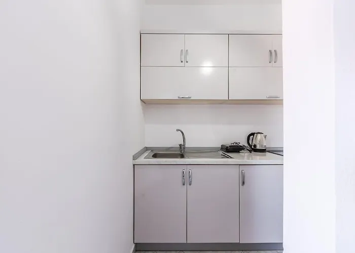 Serene With Balcony By Pikhost Apartamento