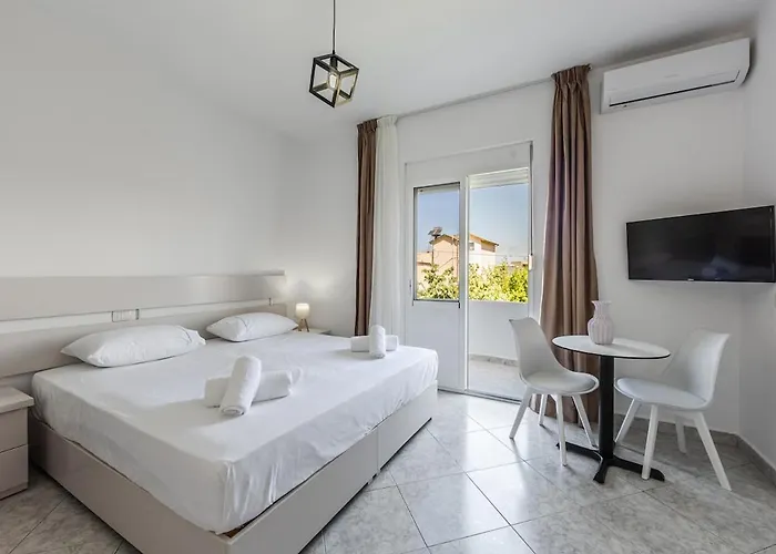 Serene With Balcony By Pikhost Apartamento Golem (Tirana)