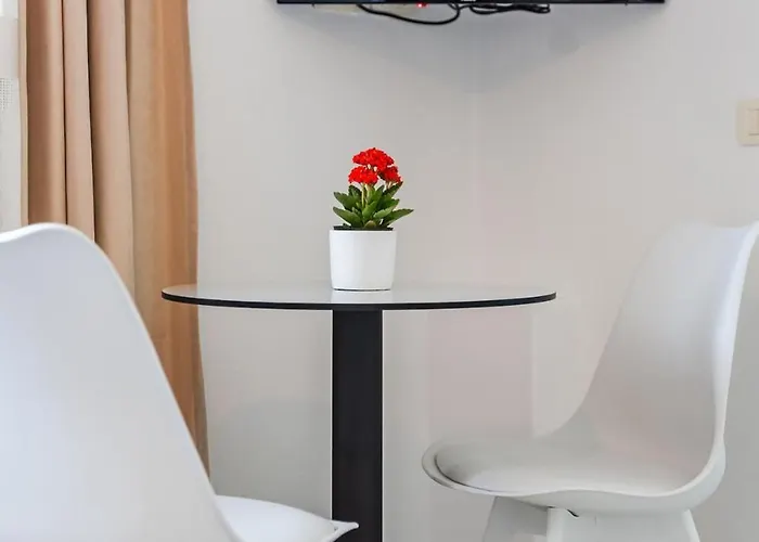 Serene With Balcony By Pikhost Apartamento